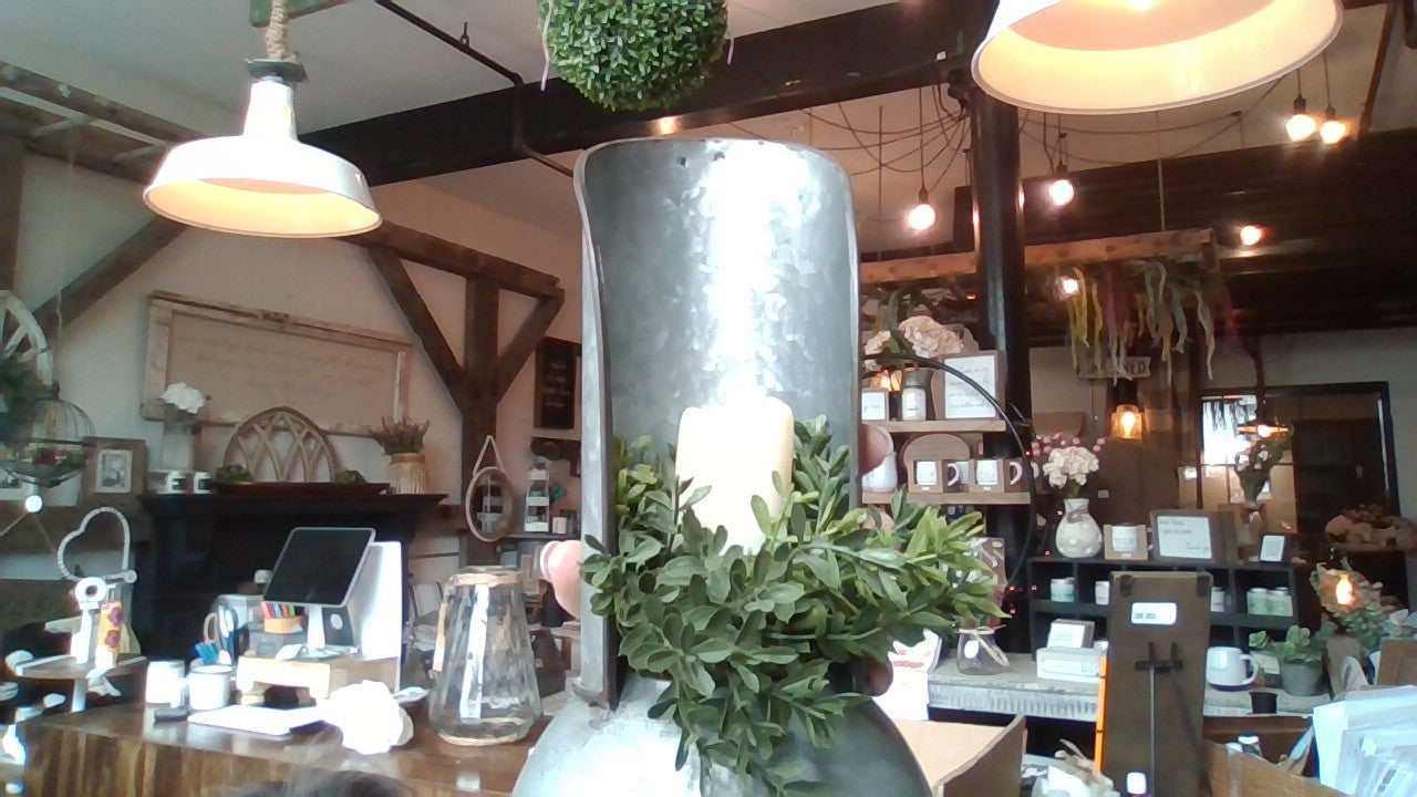 Tin with wreath and candle